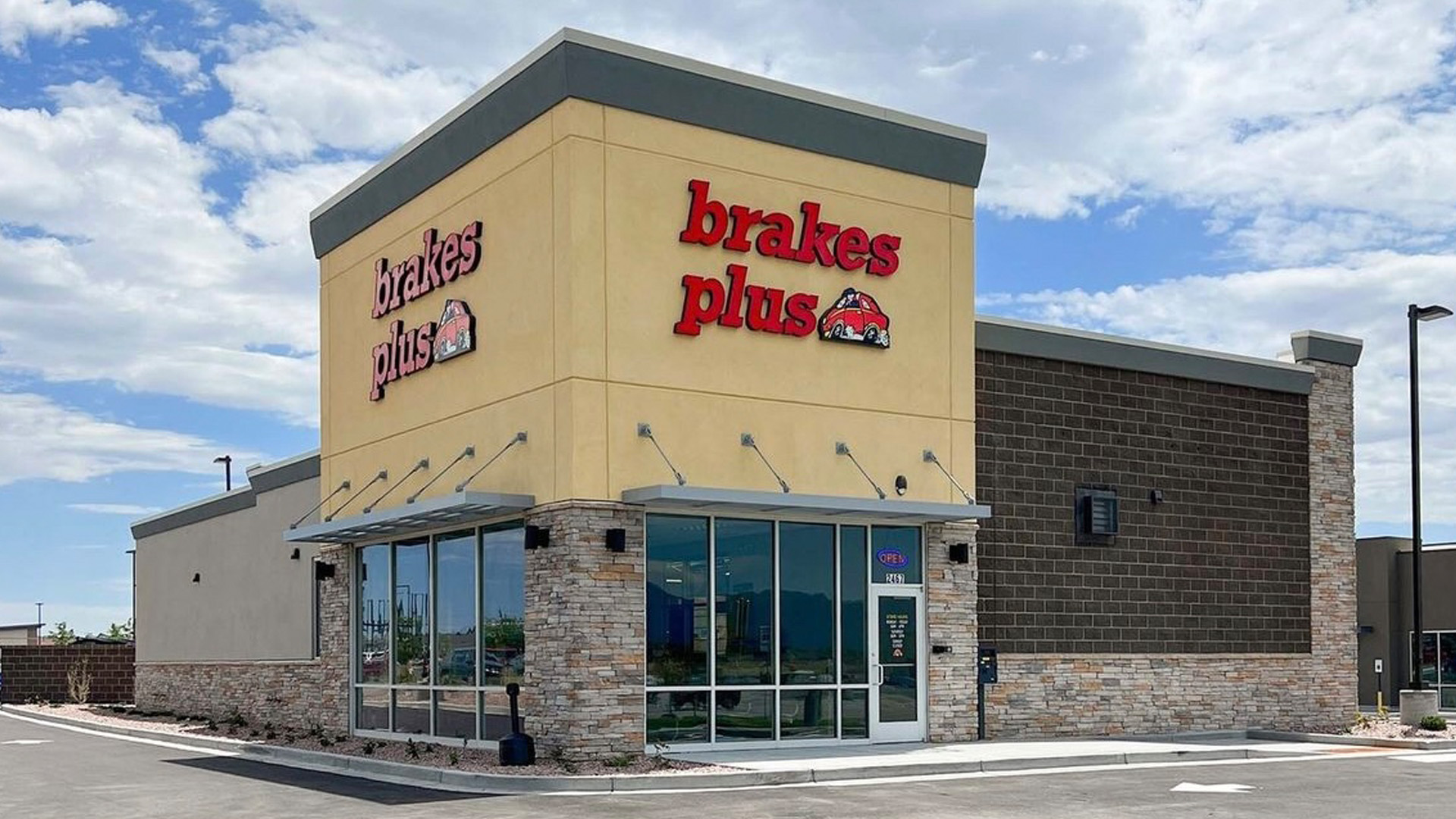 BrakesPlus_ExteriorWallSigns